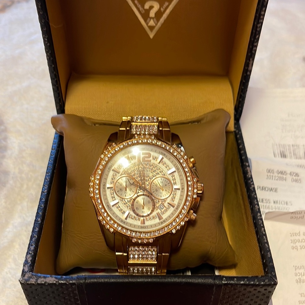 I’m selling a Guess watch (unisex).